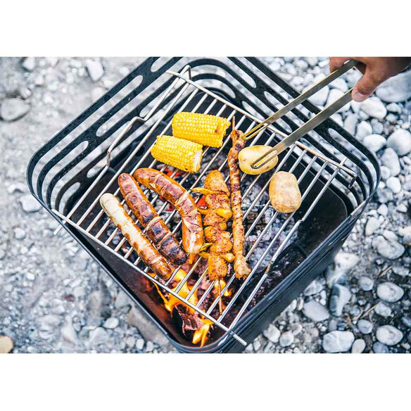 Cuissons en cours sur le brasero Cube Höfats avec sa grille inox