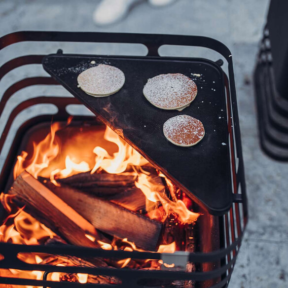 Pancakes sur la plancha en fonte émaillée pour brasero Cube Höfats