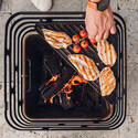 Vue du dessus de la Plancha en fonte émaillée sur brasero Cube Höfats pendant la cuisson