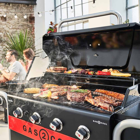 4 brûleurs inox sur Barbecue hybride Gas2Coal 440 - Char-Broil