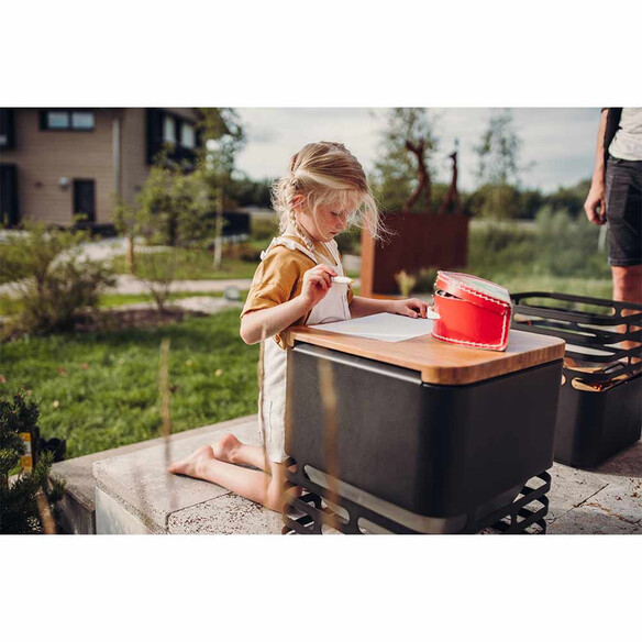 Utilisation du brasero Cube Höfats noir en petite table basse pour enfant