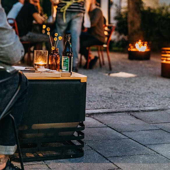 Utilisation du brasero Cube Höfats en petite table basse pour l'apéro