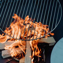 Grille du brasero Triple Höfats dans les flammes