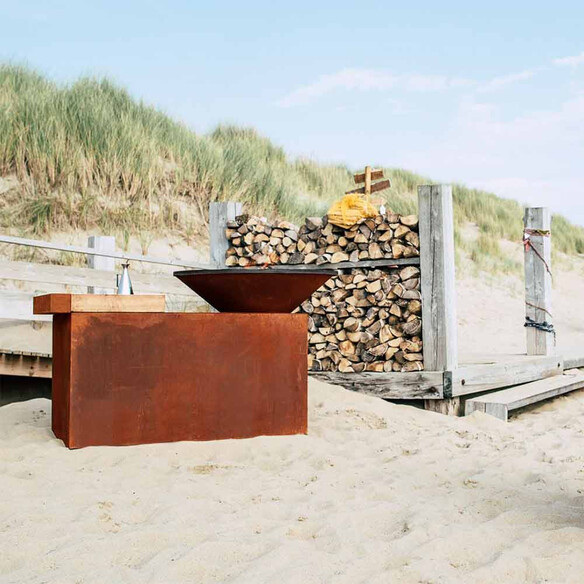 Brasero corten Island 100 OFYR sur une plage dans le sable