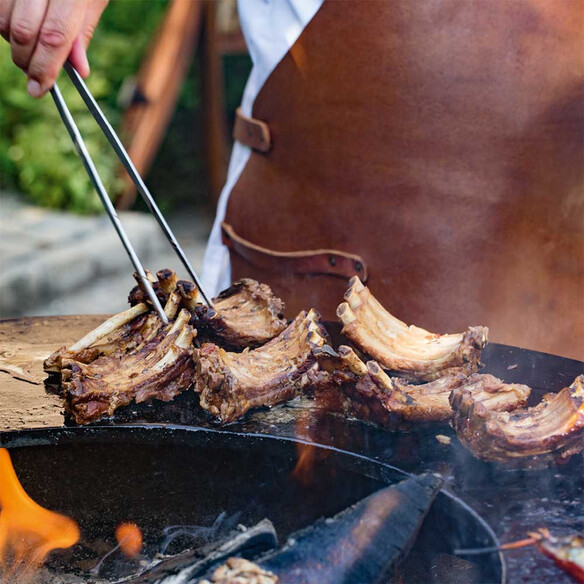 Saisie de viande sur la plancha du brasero OFYR