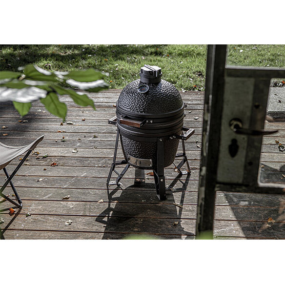 Barbecue kamado Classic Compact The Bastard sur terrasse