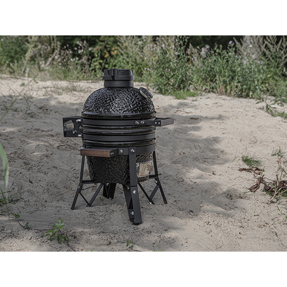 Barbecue kamado Classic Small The Bastard sur la plage