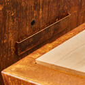 Zoom sur les supports d'accrochage de la tablette latérale en bois et corten du grilloir Gueuleton