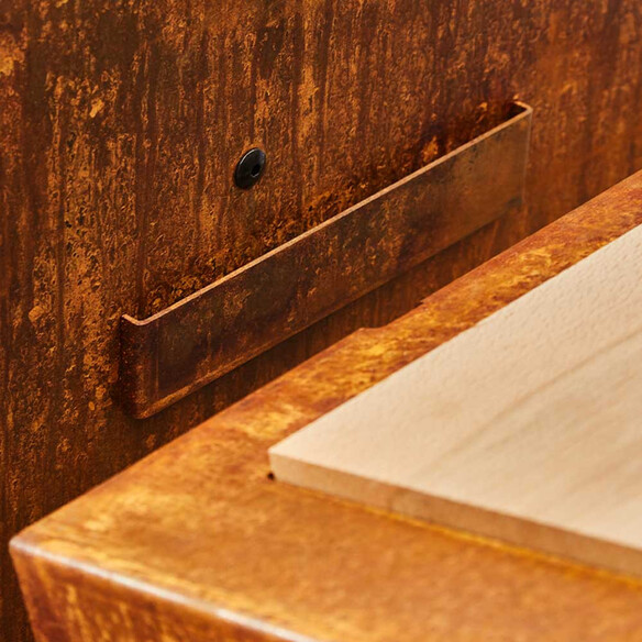 Zoom sur les supports d'accrochage de la tablette latérale en bois et corten du grilloir Gueuleton