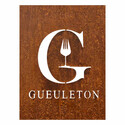 Focus sur le logo Gueuleton sur la face avant du barbecue grilloir
