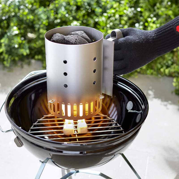 Installation de la cheminée d'allumage sur le barbecue Smokey Joe Installation de la cheminée d'allumage sur le barbecue Smokey Joe