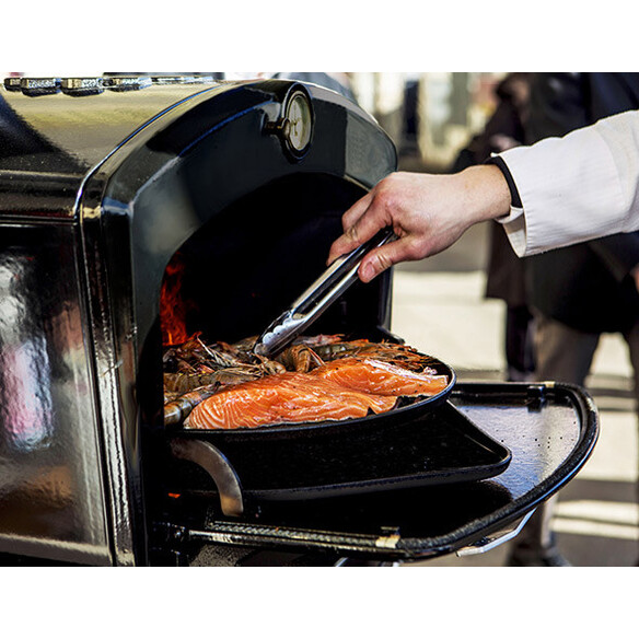 Cuisson de saumon sur plancha dans four à bois Le Gooker