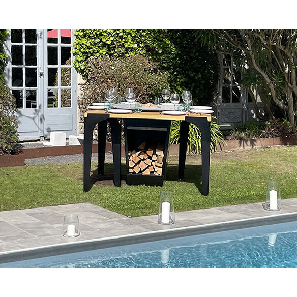 Brasero plancha Le Gooker avec tables acacia en bordure de piscine