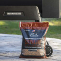 Sac de pellets Signature posé devant un barbecue Ironwood Traeger