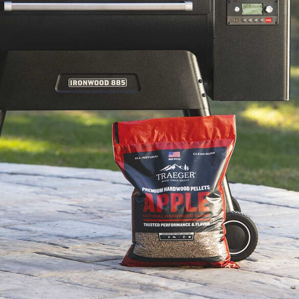 Sac de pellets Pomme posé devant un barbecue Ironwood Traeger