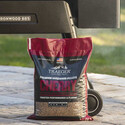 Sac de pellets Cerise posé devant un barbecue Ironwood Traeger