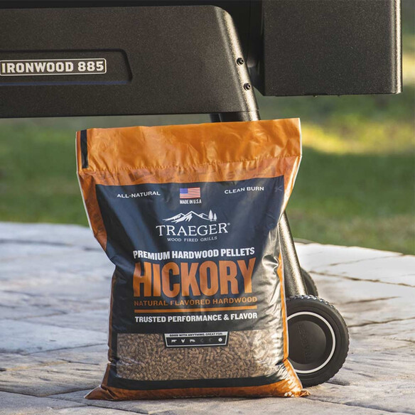 Sac de pellets Hickory posé devant un barbecue Ironwood Traeger