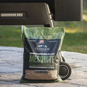 Sac de pellets Mesquite posé devant un barbecue Ironwood Traeger