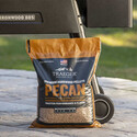 Sac de pellets Pecan posé devant un barbecue Ironwood Traeger