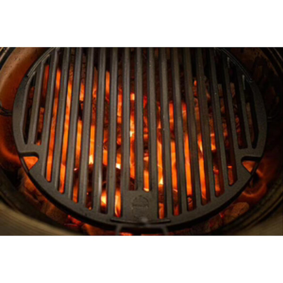 Grille ø34 cm en fonte dans un Kamado Joe au-dessus des braises