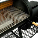 Zoom sur les grilles inox de la cuve principale d'une locomotive Joe's Barbecue