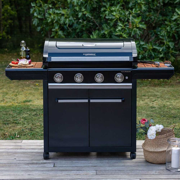 Barbecue Premium 4W Campingaz installé sur une terrasse dans un jardin