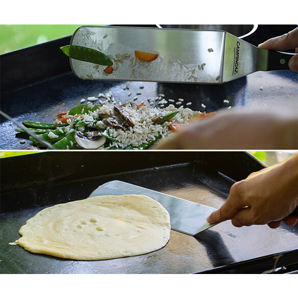 Crêpe et légumes sur plancha avec spatule longue en inox Campingaz