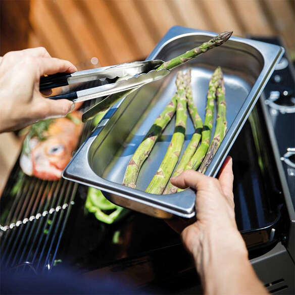 Utilisation de la pince pour tenir des asperges