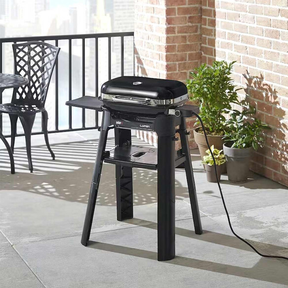 Barbecue électrique Weber LUMIN Compact Stand sur une terrasse