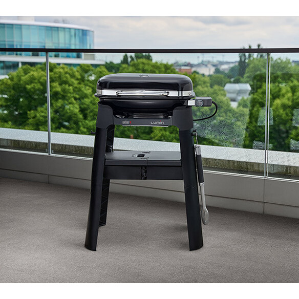 Barbecue électrique Weber LUMIN Stand posé sur terrasse