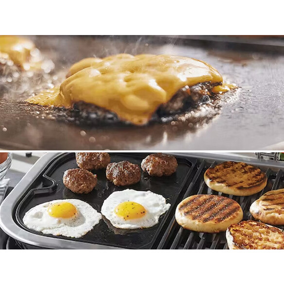 Burgers et oeufs sur la plancha en fonte émaillée pour barbecue Weber Lumin