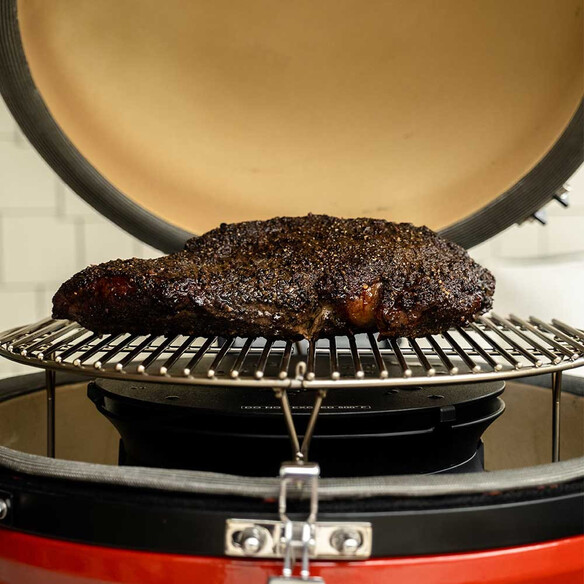 Viande posée sur la grille du SloRoller Kamado Joe