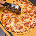 Découpe d'une pizza avec la roulette inox Broil King