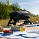 Barbecue Napoléon Travel Q 240 sur une table de picnic