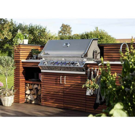 Napoléon Built-In Prestige PRO 665 gaz naturel sur une terrasse dans une cuisine extérieure