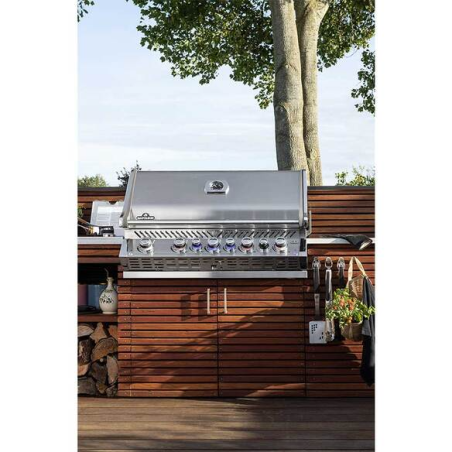 Napoléon Built-In Prestige PRO 665 gaz naturel encastré dans une cuisine extérieure