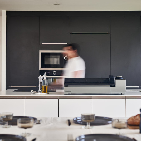 Plancha électrique Premium 60 en acier noir et gris dans une cuisine