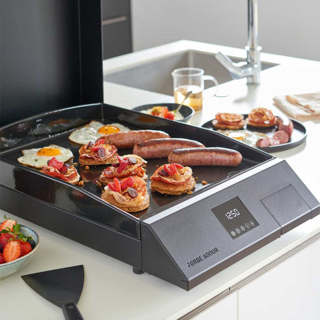 Cuisson d'un petit déjeuner sur la plancha électrique Cooking Forge Adour