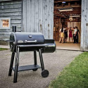 Pack barbecue Broil King Smoke Offset 500 + rôtissoire en situation