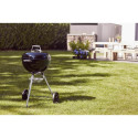 Barbecue charbon Original Kettle 4710 Weber dans un jardin