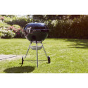 Barbecue Original Kettle 5710 Weber dans un jardin