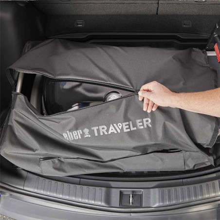 Pack barbecue Weber Traveler Stealth + housse dans un coffre de voiture