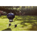 Barbecue Master-Touch 5750 GBS Weber dans un jardin