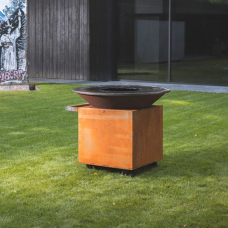 Brasero Ofyr Corten Classic 120 PRO+ sur une pelouse