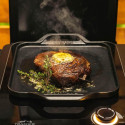 Steak cuit sur la plaque de saisie Traeger Induction