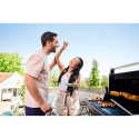 Couple cuisinant sur le barbecue gaz Campingaz Compact 3 LX Plus
