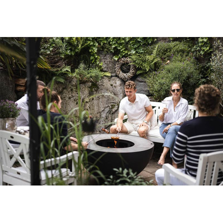 Brasero plancha Feu du Jardin Boule Noir en situation