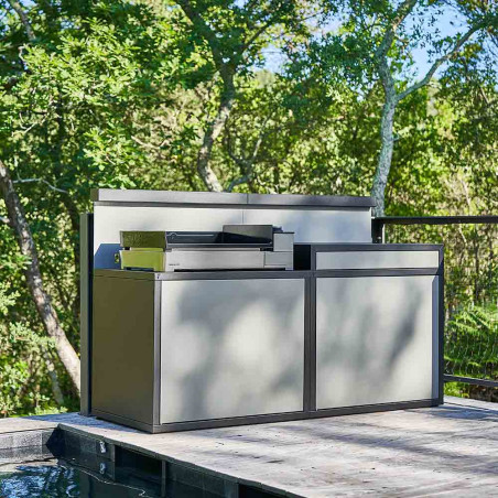Plancha Premium 75 inox sur meuble plancha Forge Adour en acier gris et noir relié à meuble plan de travail