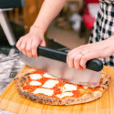Découpe d'une pizza avec le couteau 38 cm Ooni