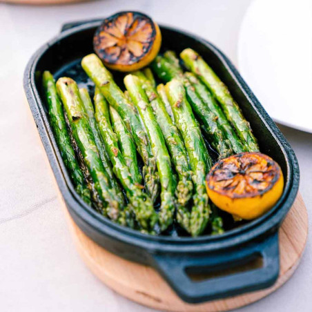 Cuisson d'asperges rôties dans la poêle en fonte Ooni